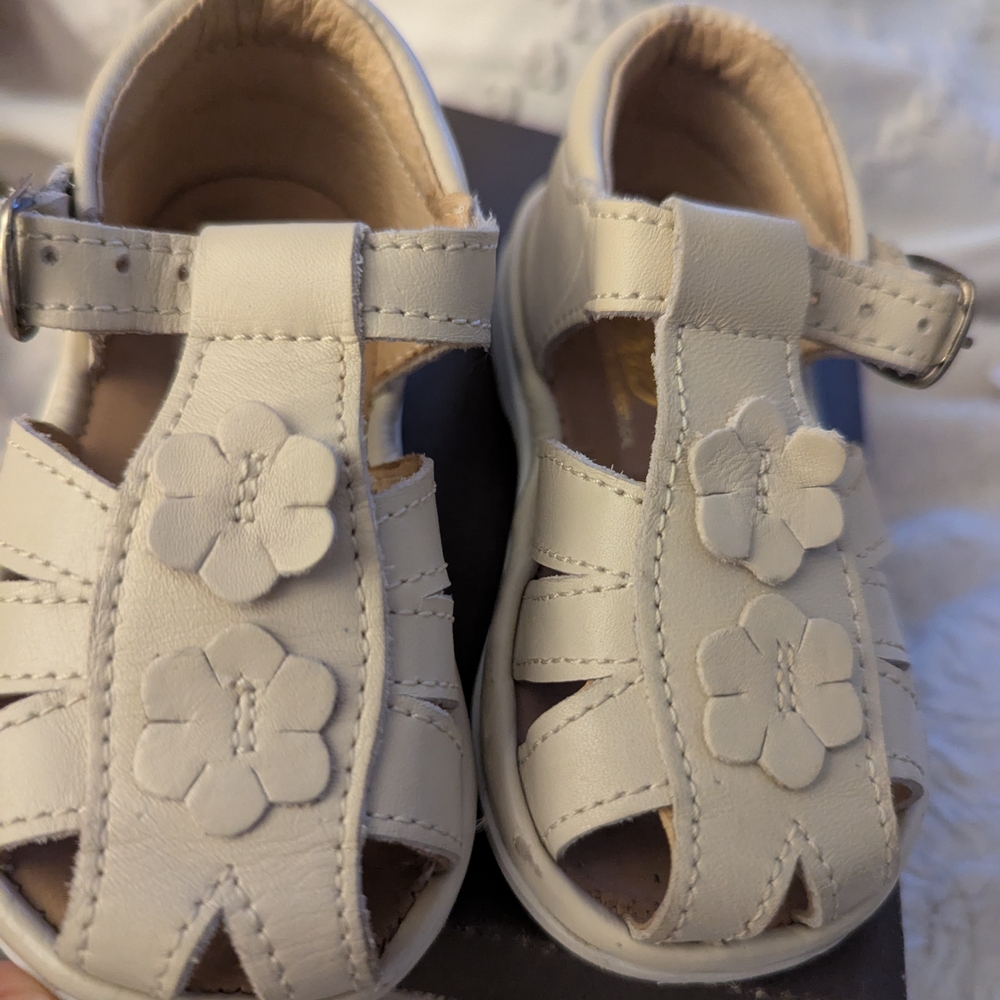 New In Box European White Flower Sandals